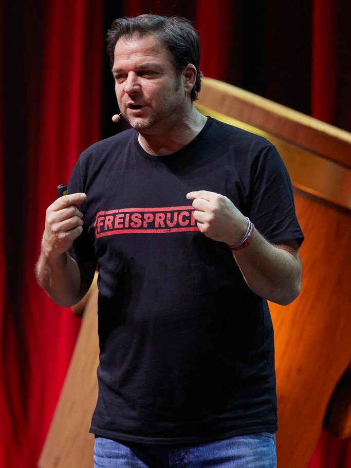 Martin Rütter bei seiner Live-Bühnen-Show "Freispruch". | © gettyimages.de| Sebastian Reuter