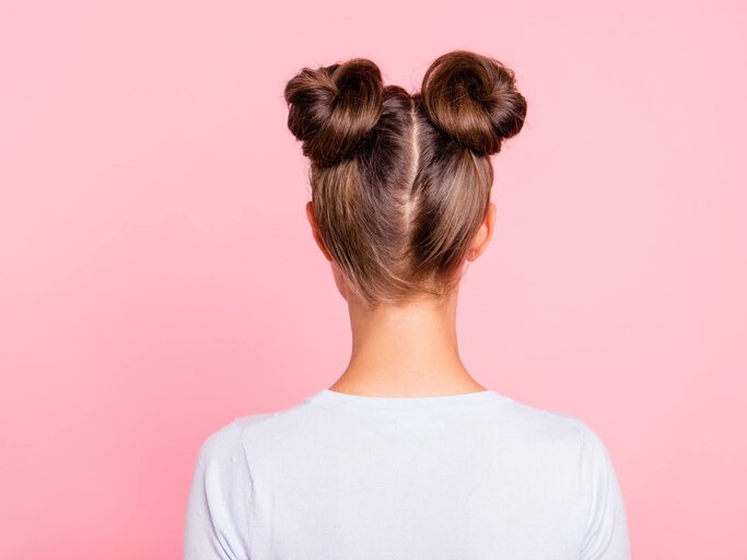 Frau von hinten mit zwei Haarknoten | © Getty Images |  Deagreez