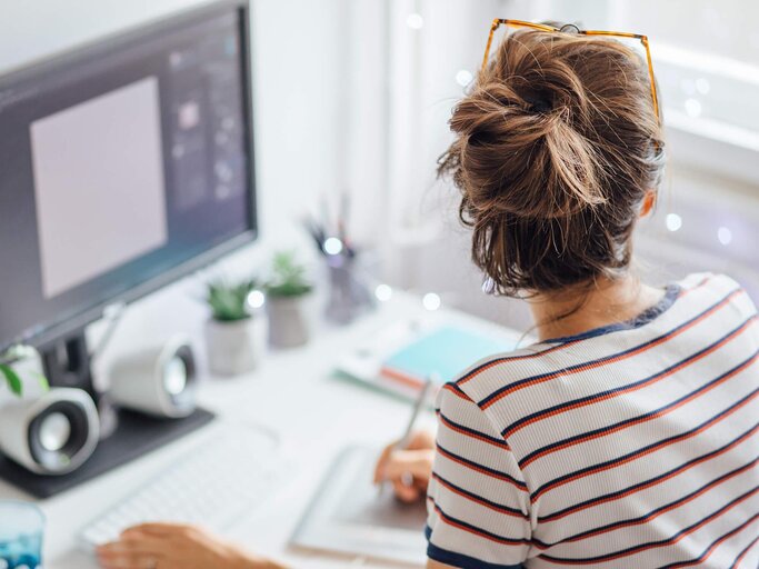 home office schreibt ideen foto gestalten frau arbeitet im home office istock petrunjela office experteninterview zum arbeiten von zuhause home office schreibt ideen foto gestalten frau arbeitet im home office istock petrunjela office experteninterview zum arbeiten von zuhause