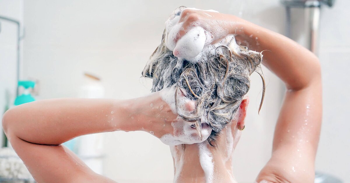 Vollbusiges, Junges Mädchen Vergnügt Sich Unter Der Dusche Vollbusiges, Junges Mädchen Vergnügt Sich Unter Der Dusche