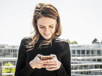 Frau guckt auf ihr Handy | © Instagram/	Westend61