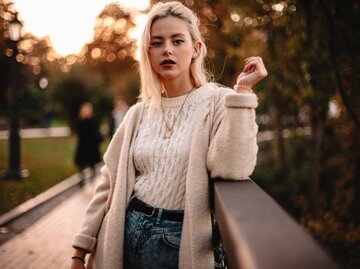 Schöne Frau  mit langem Cardigan | © Getty Images/	Cavan Images