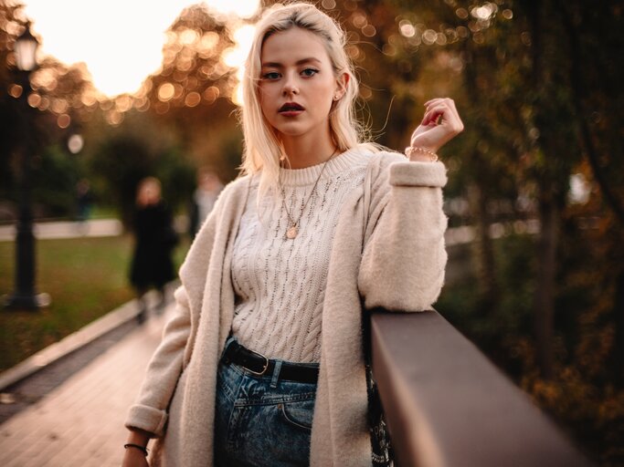 Schöne Frau  mit langem Cardigan | © Getty Images/	Cavan Images