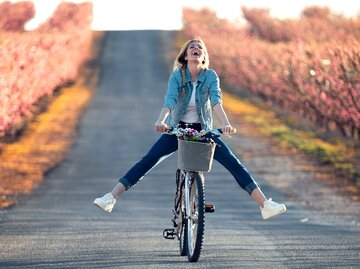 Frau fährt im Frühling Fahrrad | © Getty Images/	nensuria