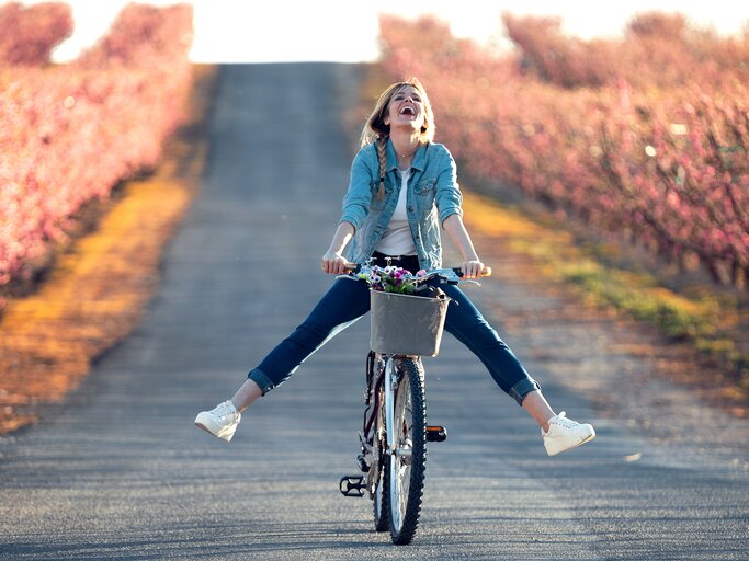 Frau fährt im Frühling Fahrrad | © Getty Images/	nensuria