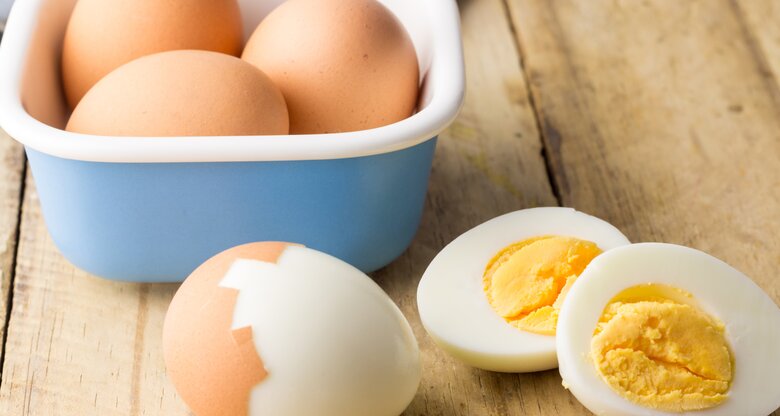 Schale mit hart gekochten Eiern | © Getty Images/ToscaWhi