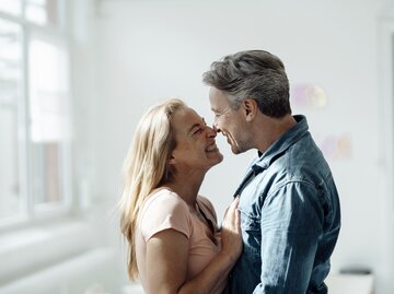 Paar mit Altersunterschied blickt sich in die Augen | © Getty Images/	Westend61