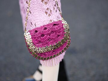 Häkeltasche Streetstyle  | © Getty Images/	Edward Berthelot 