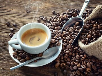 Kaffeebohnen und Tassen Kaffee | © Getty Images/AlexRaths