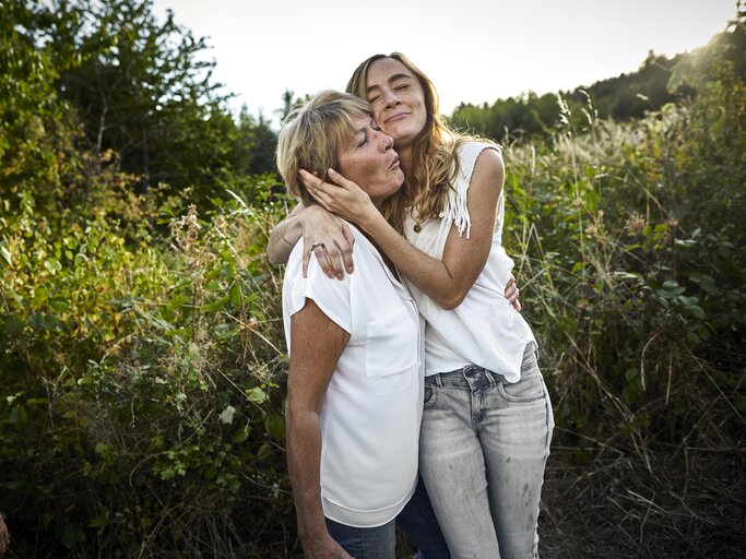 Mutter und Tochter in einer engen Umarmung | © Getty Images/	Oliver Rossi