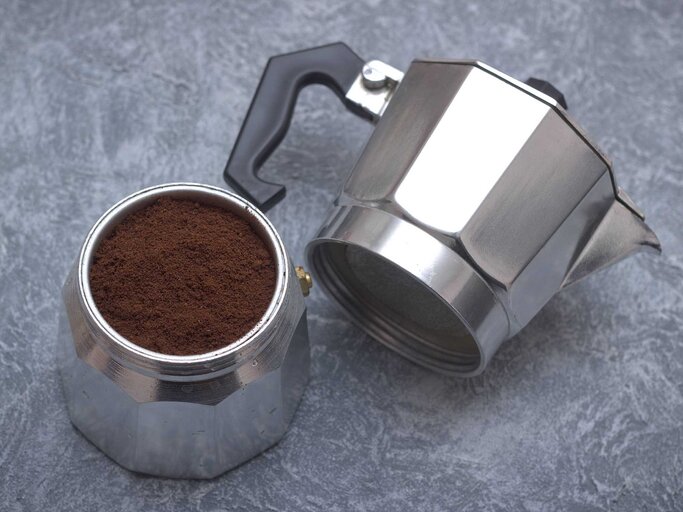 Kaffeemaschine mit frischen Kaffeepulver. | © IMAGO/Ruslan Rizvanov
