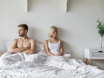 Paar sitzt unzufrieden im Schlafzimmer | © Getty Images/	bymuratdeniz