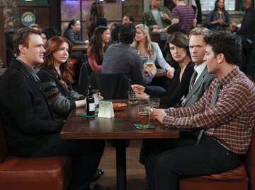 Serie How I Met Your Mother, Figuren sitzen in ihrer Stammbar | © Getty Images/	CBS Photo Archive