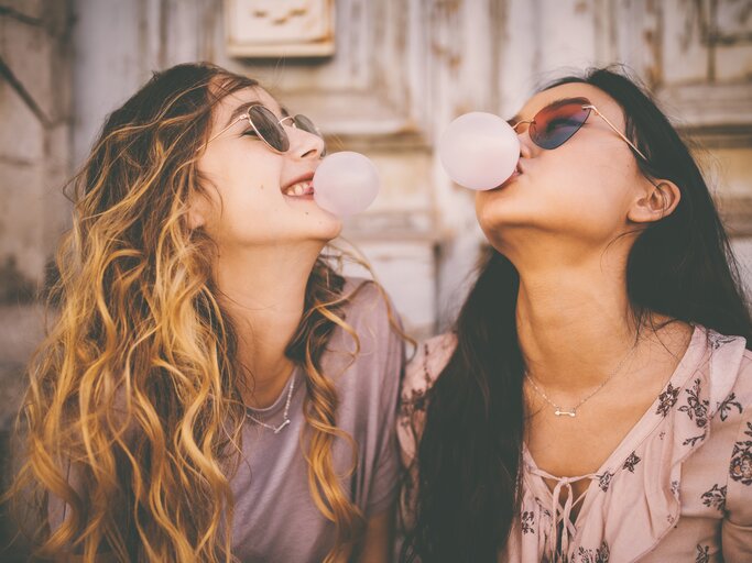 Zwei Freundinnen haben viel Spaß zusammen | © Getty Images/	wundervisuals