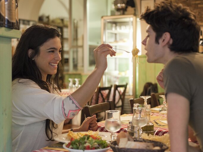 Glückliches Paar beim Essen im Restaurant | © Getty Images/Kathrin Ziegler
