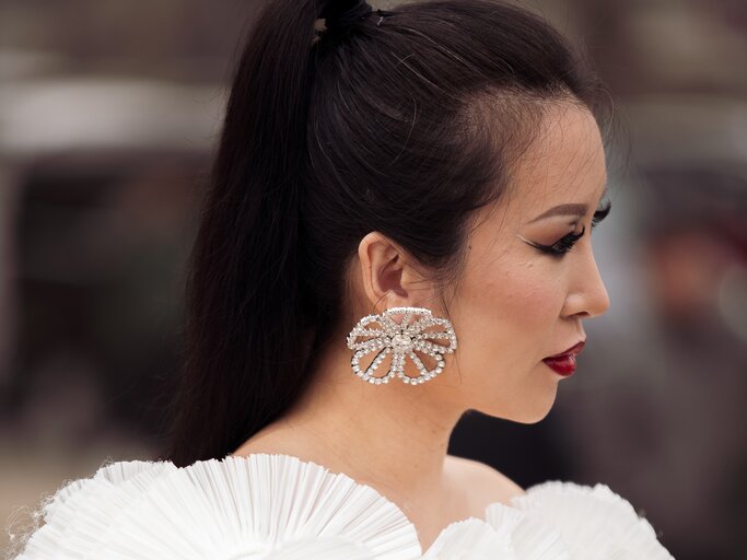 Auf der Pariser Fashion Week waren die blütenförmigen Ohrringe bereits ein Trend | © Getty Images/Raimonda Kulikauskiene 