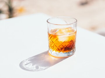 Amaretto Spritz im Glas | © 	Getty Images/Raul Navarro