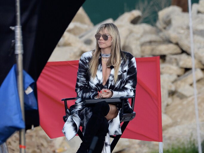 Heidi Klum bei den Dreharbeiten von GNTM | © Getty Images/	MEGA
