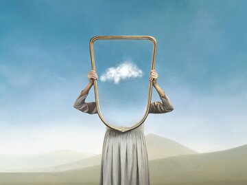 Frau hält sich Spiegel vor den Körper | © Getty Images/	fcscafeine