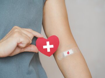 Symbolbild einer Frau zum Blutspenden | © Getty Images/Ratana21