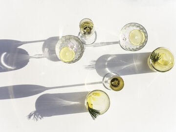 Mehrere Cocktails im Sonnenlicht | © Getty Images/Enrique Díaz / 7cero