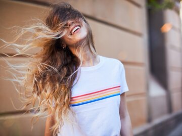 Frau mit langen blonden Haaren | © Getty Images/	Tempura