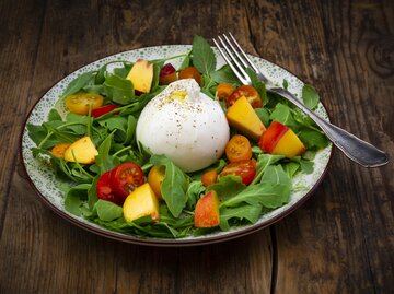Tomaten-Pfirsich-Salat mit Burrata | © Getty Images/Westend61