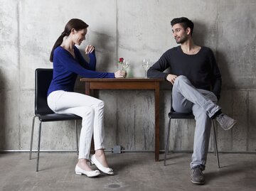 Frau und Mann sitzen bei einem Date im Restaurant | © Getty Images/	Marco Baass