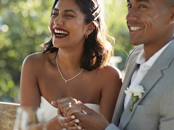 Glückliches Brautpaar lacht gemeinsam | © Getty Images/Klaus Vedfelt