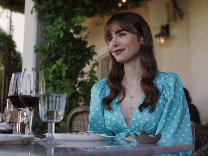 Lily Collins alias Emily in der Netflix-Serie Emily in Paris | © Netflix