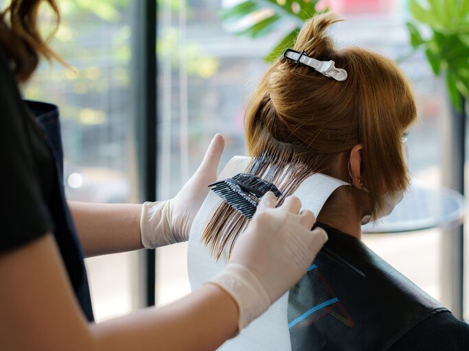 Frau ist beim Friseur und lässt sich die Haare färben | © Getty Images/ake1150sb