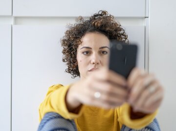 Frau tippt auf ihr Handy | © Getty Images/	Westend61