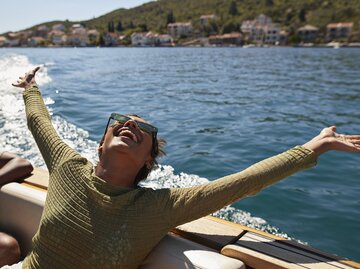 Frau verbringt glückliche Bootsfahrt  | © Getty Images/	Klaus Vedfelt