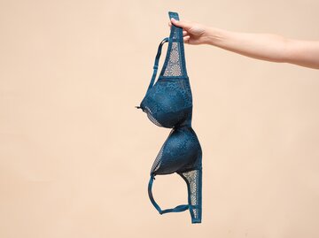 Blauer BH | © 	GettyImages/HappyNati
