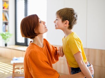 Frau schimpft ihren Sohn | © GettyImages/Halfpoint Images