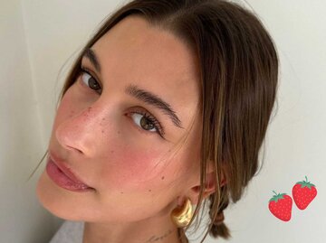 Hailey Bieber trägt den Strawberry Make-up-Trend | © Instagram @haileybieber