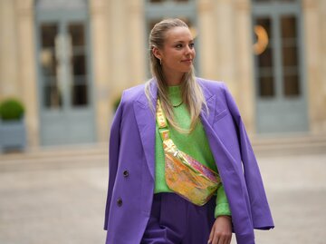 Model trägt Bauchtasche auf der Fashion Week | © GettyImages/	Edward Berthelot