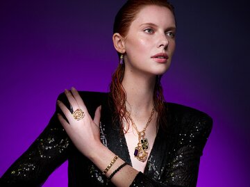 Weiße, junge Frau mit rot-orangen Haaren trägt ein glitzerndes Outfit und Schmuck. | © THOMAS SABO