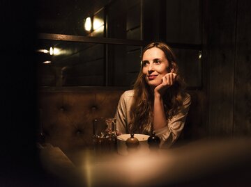 Frau wartet auf ihr Date | © GettyImages/Westend61