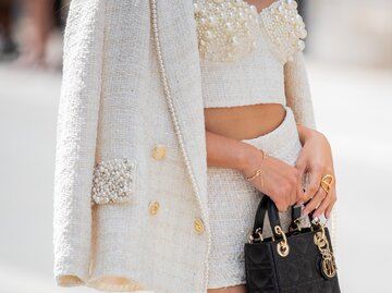 Frau trägt cremeweißen Blazer-Cardigan | © GettyImages/Christian Vierig