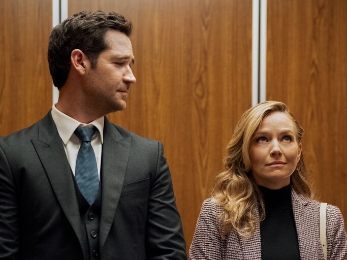 Manuel Garcia-Rulfo als Mickey Haller, Becki Newton als Lorna Crane in der Netflix-Serie Lincoln Lawyer | © LARA SOLANKI/NETFLIX