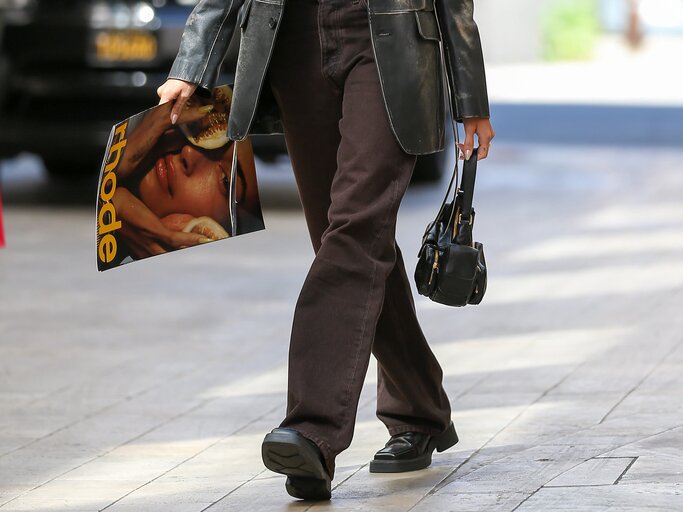 Hailey Bieber in New York trägt braune Jeans | © GettyImages/	thecelebrityfinder/Bauer-Griffin 