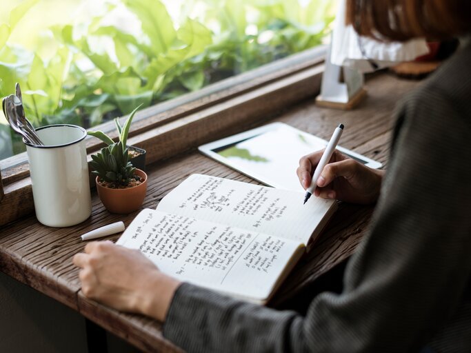 Frau schreibt Tagebuch | © AdobeStock/Rawpixel.com