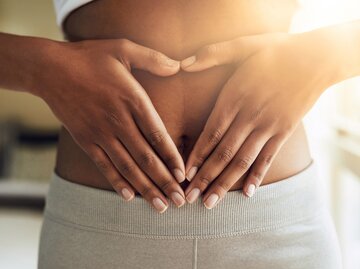 Ein aufgeblähter Bauch ist meistens harmlos, aber sehr lästig. | © iStock | PeopleImages