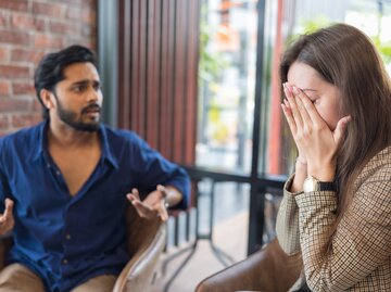 Frau ist aufgebracht wegen Seitensprung | © GettyImages/	Sutthichai Supapornpasupad