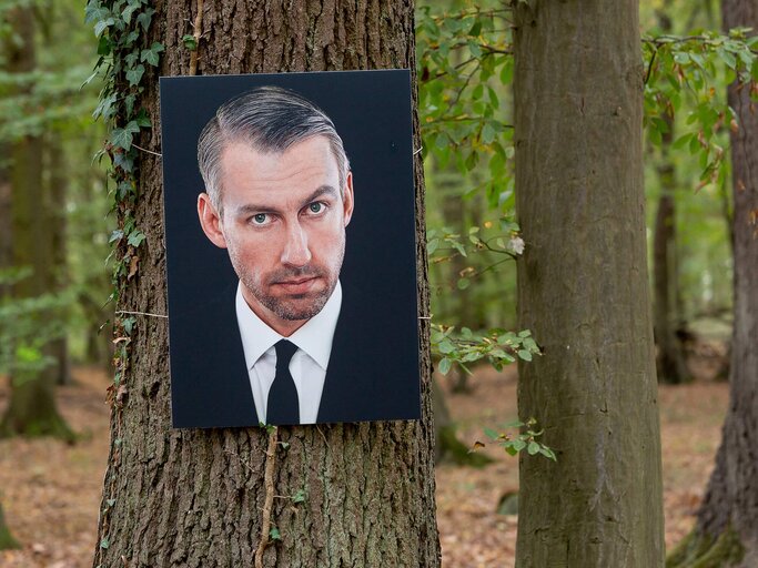 Sebastian Pufpaff auf einem Plakat am Baum | © IMAGO | epd