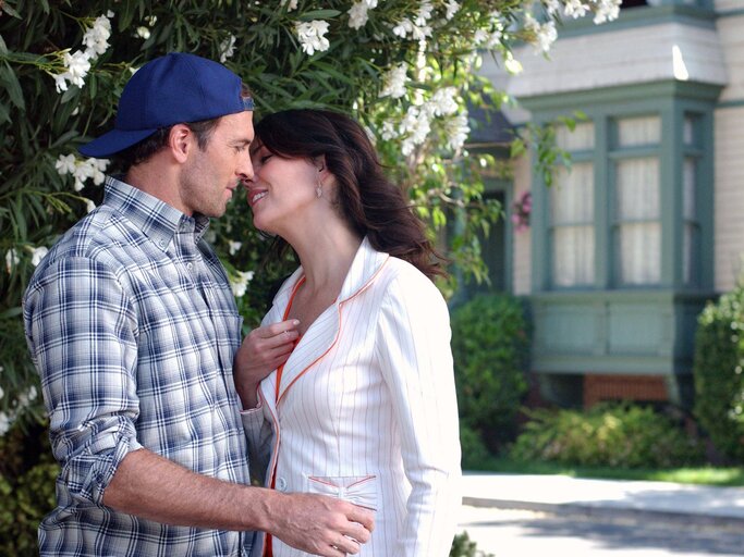 Lauren Graham und Scott Patterson in Gilmore Girls | © WB/Patrick Eccelsine, Warner Bros./Everett Collection