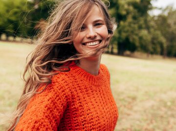 Frau im orangenen Pullover | © AdobeStock/iuricazac