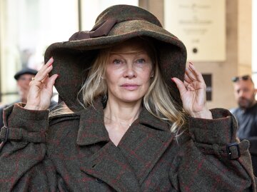 Pamela Andersons "No-Make-up"-Auftritt bei der Pariser Fashion Week 2023 | © GettyImages/Arnold Jerocki 