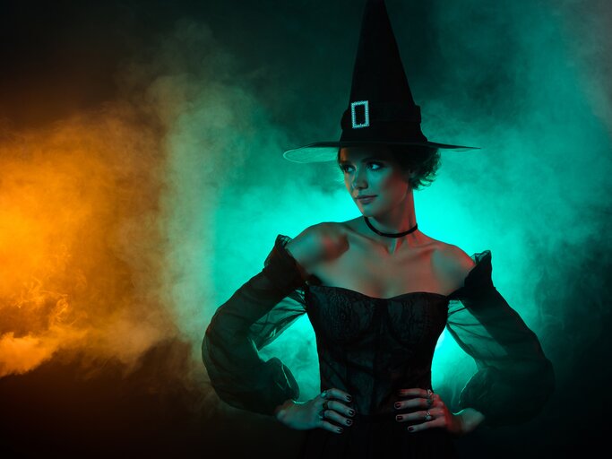 Frau als Hexe verkleidet, mystischer Hintergrund | © Getty Images/Larysa Vdovychenko